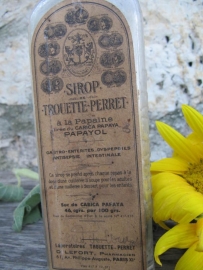 Antieke Franse fles met etiket van sirop