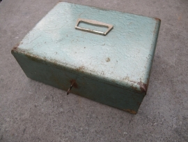 Oude metalen geldkist