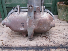 Oude brocante Franse kooilamp van gietijzer