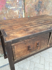 Oude industriële werkbank/tafel