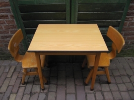 Vintage rechthoekig houten kinder schooltafeltje + 2 stoeltjes
