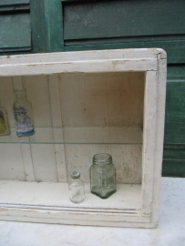 Oud houten apothekers kastje