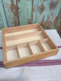 Vintage houten bakje met vakverdeling