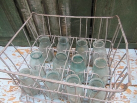 Verzinkte krat met 1/2 liter soepflesjes