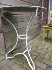 Frans brocante rond metalen tafeltje