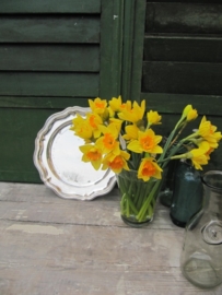 Brocante ronde geschulpte verzilverde schaal.