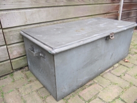 Brocante hele oude zinken kist