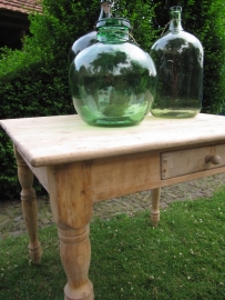 Oude houten tafel uit meubelmakers showroom