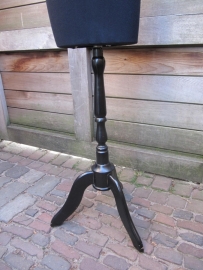 Brocante zwarte dames paspop op houten voet.
