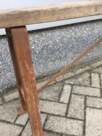 Oude bank met metalen onderstel