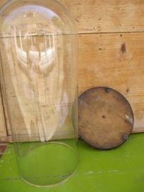 Antieke glazen stolp op plateau