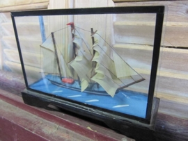 Scheepje in metalen vitrine