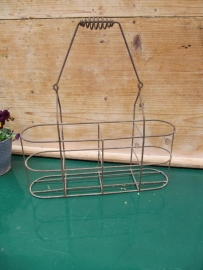 Oud brocante Frans metalen flessenrek voor 4 flessen.