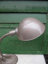 Oude metalen burolamp met gietijzerenvoet