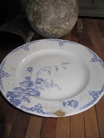 Grote platte ronde serveerschaal Maestrichts aardewerk serie Nemone