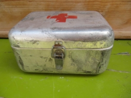 Hele oude aluminium EHBO kistjes