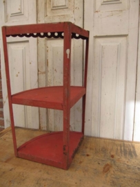 Metalen hoekregaal in rood