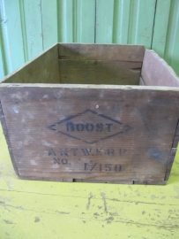Oude houten kist met tekst