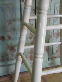 Oude brocante witte hoge houten kruk