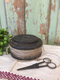 Houten spoel met touw en schaartje