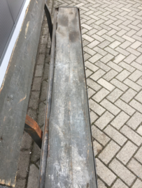 Oude bank met metalen onderstel