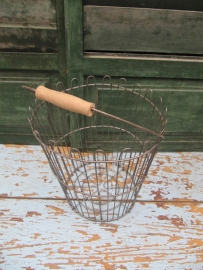 Leuke metalen mand met hengsel