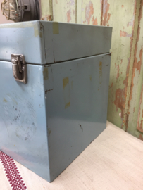 Brocant metalen kist met deksel