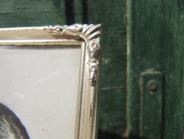 Oud zilverkleurig fotolijstje met glas