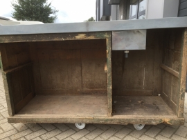 Antieke bar met geheel vernieuwd zinken blad