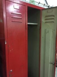 Oude lockerkast 3 deurs op pootjes rood