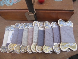 Oude kaartjes met garen totaal 88 stuks.