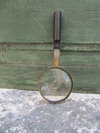 Antieke loupe met houten handvat