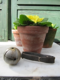 Oude brocante bel aan riempje