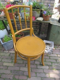 Oude houten stoel