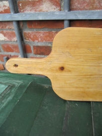 Mooie oude houten snijplank met handvat