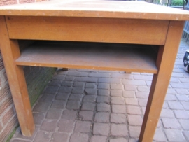 Leuke brocante meubelmakers tafel