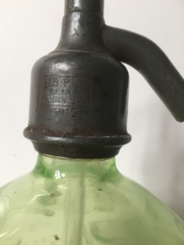 Antieke groene spuitfles met opdruk