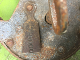 Groot oud gebruikt Douane hangslot met sleutel