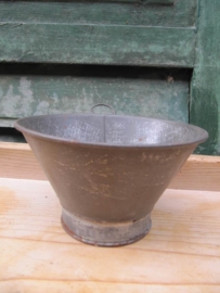 Metal strainer with lug