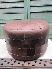 Leuke brocante oude lederen design poef