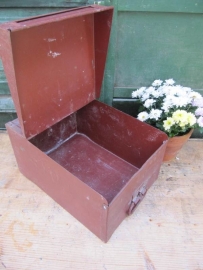 Oude (documenten) metalen kist