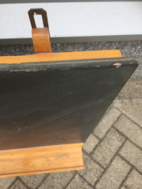 Oud groot krijtbord met goot