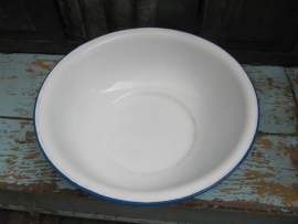 Emaille schaal in wit met blauw randje