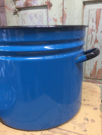 Grote blauwe emaille ketel met deksel