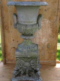 Set van 2 oude metalen brocante tuinvazen op sokkel