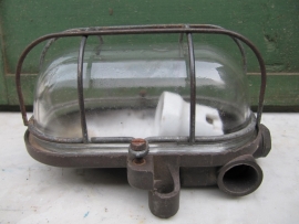Brocante kooilamp met bakkelite voet en helder glas.