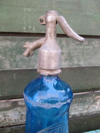 Brocante blauwe spuitfles