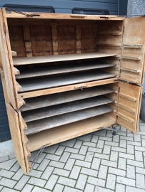 Antieke mooie grote deeg rijskast
