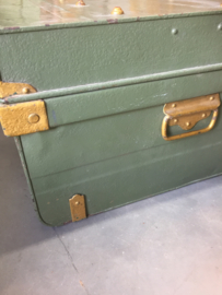 Oude grote metalen kist