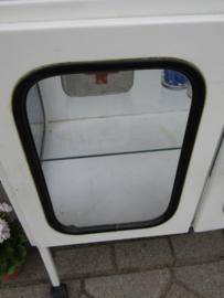 Oude metalen vitrine / apothekers kast